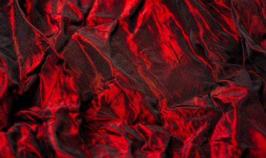 Siyah katlı ipek üzerine kırmızı, güzel, zarif ve parlak. Bunlar bu siyah ve kırmızı, ipeği mükemmel şekilde tanımlayan kelimeler. Yumuşak eli ve ipeksi yüzeyi dokusu, arkaplanı, deseni, 