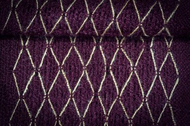 Kahverengi yün kumaş, pelerin. Kumaşında yün iplikler olan bu yün desenli şal özellikle aklını bilen modern kadınlar için batılı bir takım elbiseyle çalınan bu muhteşem şaldan yapılmıştır.