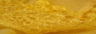 Bahar sarısı ipek ve dantel pelerinler. Gösterişli, zarif kehribar ipeği ya da lüks saten soyut bir arkaplan olarak kullanılabilir. Arkaplan dokusu, kartpostal şablonu