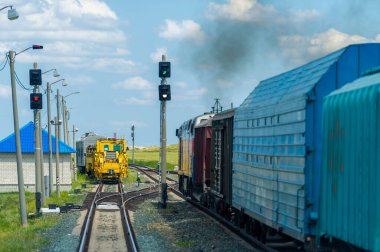Demiryolu, demiryolu, demiryolu, yükseltilmiş. Step.- bir ulaşım aracıdır ve Büyük Ovalar 'ın raylarında bulunan raylar üzerinde hareket eden kamyonların yolcularıdır. Kazakistan bozkırı harikadır..