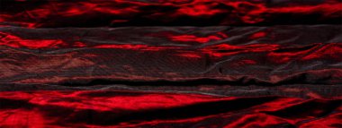 Siyah katlı ipek üzerine kırmızı, güzel, zarif ve parlak. Bunlar bu siyah ve kırmızı, ipeği mükemmel şekilde tanımlayan kelimeler. Yumuşak eli ve ipeksi yüzeyi dokusu, arkaplanı, deseni, 