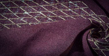 Kahverengi yün kumaş, pelerin. Kumaşında yün iplikler olan bu yün desenli şal özellikle aklını bilen modern kadınlar için batılı bir takım elbiseyle çalınan bu muhteşem şaldan yapılmıştır.