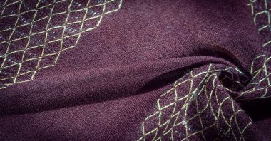 Kahverengi yün kumaş, pelerin. Kumaşında yün iplikler olan bu yün desenli şal özellikle aklını bilen modern kadınlar için batılı bir takım elbiseyle çalınan bu muhteşem şaldan yapılmıştır.