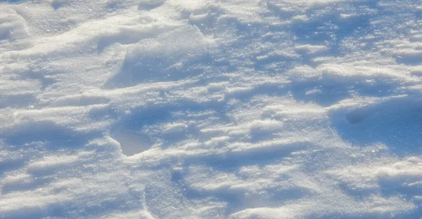 晴れた日に雪のテクスチャ 風が気まぐれなパターンを作成しました — ストック写真