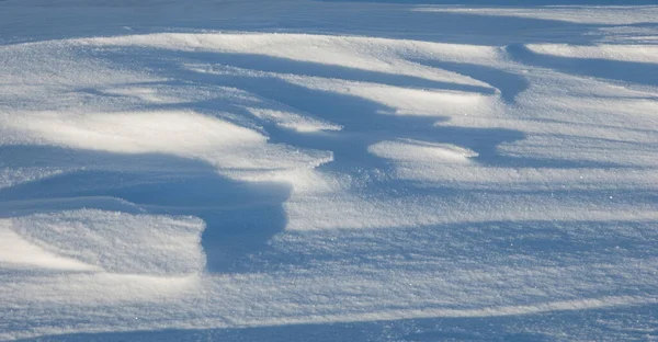 晴れた日の雪のテクスチャは 風が雪の上に気まぐれなパターンを作成しました 路上で霜 テンプレート — ストック写真