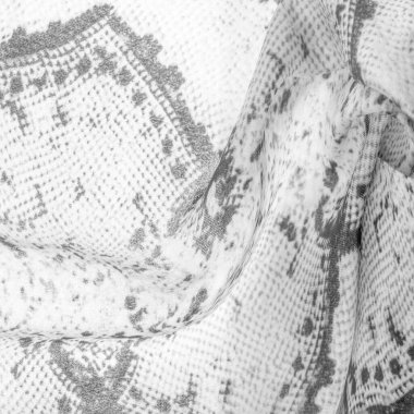 Yılan derisi desenli gri monokrom kumaş, parlak gri kumaşın arka plan dokusu. arkaplan, doku, desen