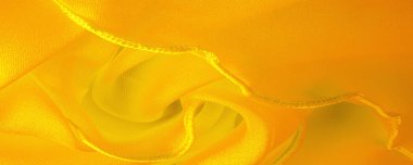 Dalgalı boruları olan sarı ipek organza. Kumaşın kenarındaki sınır. Soyut arkaplan. doku deseni. İpek organzanın narin bir açık dokuması vardır. Dalga arkaplanı. Boşluğu kopyala