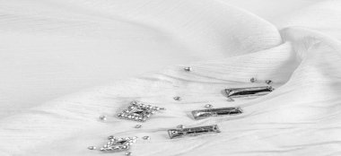 Süslü, süslemeli taşlı beyaz kumaş. parlak renkli taşlarla dokuma arkaplanı, doku arkaplan tasarımı. İpek deseni,