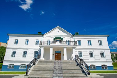 Ortodoks Kutsal Üçlü Manastırı, Ust-Kamenogorsk 'la gurur duyuyor. Kazakistan, Yaz şehir manzarası