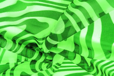 İpek kumaş, yeşil ve beyaz soyut çizgiler. Soyut beyaz ve yeşil desenlerin sihirli formu. Retro modern dekor, tekstil sanatı, tasarım, doku, arkaplan, kalıp
