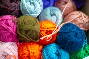 Örgü örmek için yün iplikler. Yüksek kaliteli yün ve pamuk iplikleriyle hayal tasarımlarınızı yaratabilirsiniz. Örgü örmek, örgü örmek, nakış işlemek ve örgü örmek için kitleri deneyin..