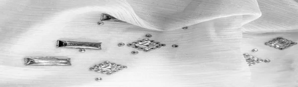 Bílá Tkanina Lepenými Dekorativními Fasetovanými Kameny Textura Pozadí Jasnými Barevnými — Stock fotografie