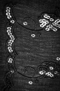 İpek siyahı. Kumaş pullarla süslenmiş. arka plan, ipek saten, lüks kumaş, koyu kumaş, kostüm pamuğu, soyut renk kalıbı, hassas sıvı kömür kadife.