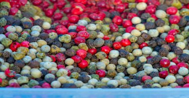 Karabiber - kurutulmuş karabiber böğürtlenleri, hala yeşil ve olgunlaşmamış. Baharat ve baharat olarak yaygın olarak kullanılır ve bir bütün olarak kullanılabilir (biber taneleri)