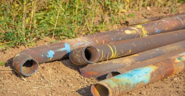 Metal üstüne pas. Doku, arka plan, desen. Demir su ve oksijenle temas ettiğinde paslanır. Deniz suyu veya tuz spreyi gibi tuz varsa, demir daha hızlı paslanma eğilimindedir..