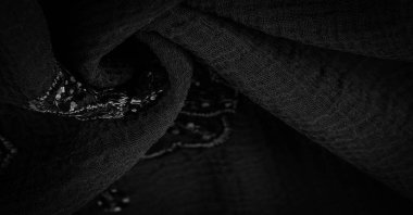 İpek siyahı. Kumaş pullarla süslenmiş. arka plan, ipek saten, lüks kumaş, koyu kumaş, kostüm pamuğu, soyut renk kalıbı, hassas sıvı kömür kadife.