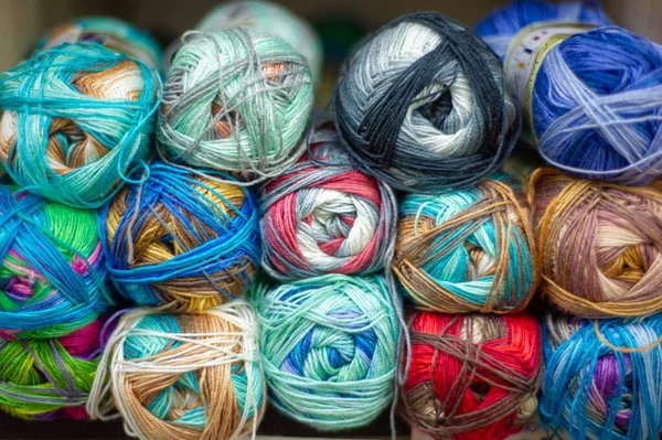针织毛线 有了高质量的羊毛和棉纱 你可以创造你的梦想设计 试穿针织 刺绣和编织的套件 — 图库照片