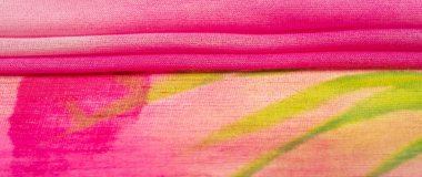 İpek kumaş, kırmızı yeşil ve sarı renkler, soyut çizimler. Elit tozlu kırmızı tül. Desen deseni, koleksiyon