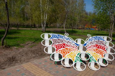 Şehrin park alanı. Belediye parklarının ortak özellikleri arasında oyun alanları, bahçeler, yürüyüş, koşu ve spor yolları veya yollar, dizginleme yolları, spor alanları ve mahkemeler yer alıyor..