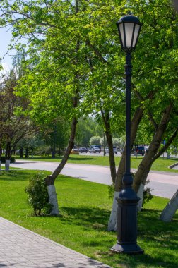 Şehrin park alanı. Belediye parklarının ortak özellikleri arasında oyun alanları, bahçeler, yürüyüş, koşu ve spor yolları veya yollar, dizginleme yolları, spor alanları ve mahkemeler yer alıyor..