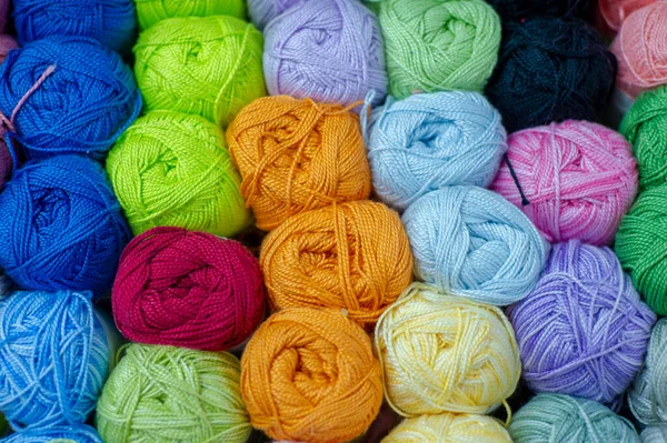 针织毛线 有了高质量的羊毛和棉纱 你可以创造你的梦想设计 试穿针织 刺绣和编织的套件 — 图库照片