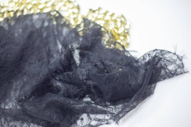 Beyaz arka planda siyah dantel. Bahçede siyah dantel süsleme. İç çamaşırı için kumaş. Tığ işi. Tasarımın. Kartpostal davetiyesi. doku arkaplan deseni. altın zincir