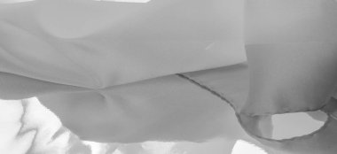 Tek renkli ipek kumaş, zarif, dalgalı, siyah beyaz saten ipek kumaş, soyut tasarım. arkaplan dokusu, desen