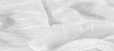 İpek kumaş. Beyaz buruşuk kumaşın dokusu. Beyaz buruşuk, dalgalı yüzey dokusu. Yakın çekim, yumuşak odaklanma. arkaplan, kalıp