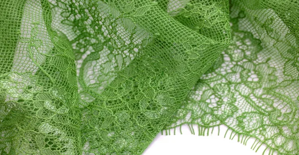 Beyaz arka planda yeşil dantel kumaş. Süslü Afrika polyester ve tüllü dantel kumaş. Tasarımın için çiçekler. Doku. Geçmişi. Şablon