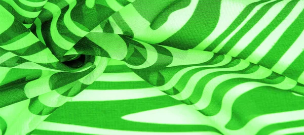 İpek kumaş, yeşil ve beyaz soyut çizgiler. Soyut beyaz ve yeşil desenlerin sihirli formu. Retro modern dekor, tekstil sanatı, tasarım, doku, arkaplan, kalıp