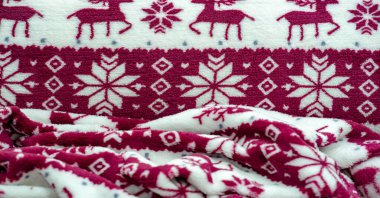 Kadife. Pelüş. Kışın giymek için. Kar geyiği, kar taneleri. Kırmızı ve beyaz tonlarda. Yumuşak, pürüzsüz ve kalın kazıklı ipek kumaş. Zengin İpek Pıhtısı