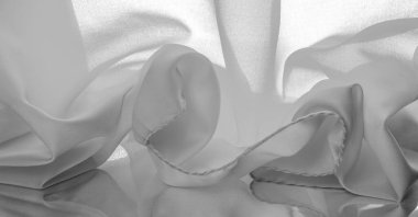 Tek renkli ipek kumaş, zarif, dalgalı, siyah beyaz saten ipek kumaş, soyut tasarım. arkaplan dokusu, desen