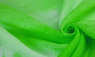 İpek kumaş, yeşil-mavi-sarı ve beyaz çiçekler, yüksek kalite tozlu yeşil tül. Desen deseni, koleksiyon