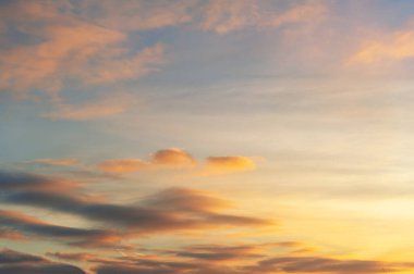 Bulutlar gökyüzü şafak, gün batımı. Herkes bir zamanlar güneşin doğuşunun ya da batışının güzel kırmızı ve turuncu renklerine hayran olmuştur..