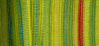 Açık yeşil renkli, kırmızı-mavi-sarı çizgili, çok açık elastik örgü, açık renk parıltılı. desen arkaplan, desen kartpostal