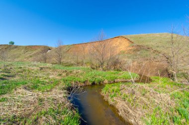 Manzara, akarsu, derenin fotoğrafları akan suyun yarattığı bir rahatlamadır ve genellikle bir yamaçta hızla toprağa çöker. Güller büyük hendeklere ya da küçük vadilere benzer.,