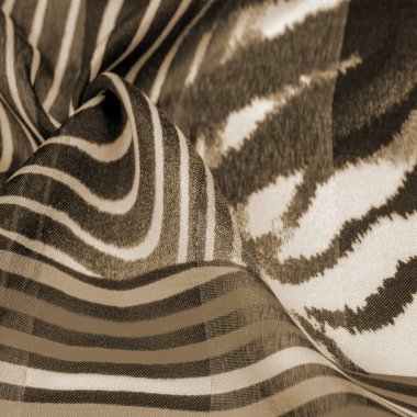 İpek kumaş, warisne ve beyaz çizgiler, Afrika teması, kumaş üzerindeki baskı, neşeli desen projeyi süsleyecek. Özgürlük temasının ikilemi, hayallerin gerçekliği. Desen deseni