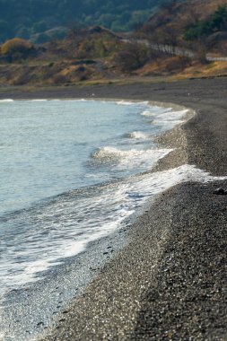 Yüzeyin sığ derinliği, hafif rüzgar, dalgalar, yerel zayıf kıyı rüzgarları gün boyunca denizden karaya ve gece karadan esiyor.