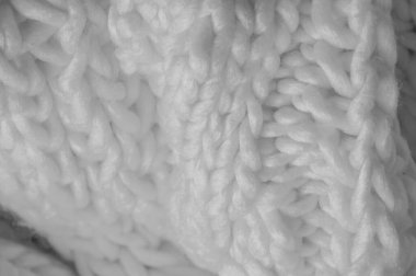 Beyaz örülmüş yün atkı. Büyük, tıknaz bir örgü. Göz kamaştırıcı el yapımı yün atkı - derin kar bandı - boyun için ılık yumuşak beyaz