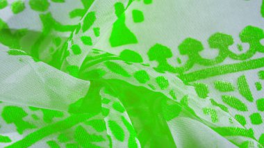 İpek kumaş, yeşil kumaş. Beyaz arka planda zarif çiçeklerin gölgeleri, Paisley 'nin fotoğrafı. Doku, desen, koleksiyon