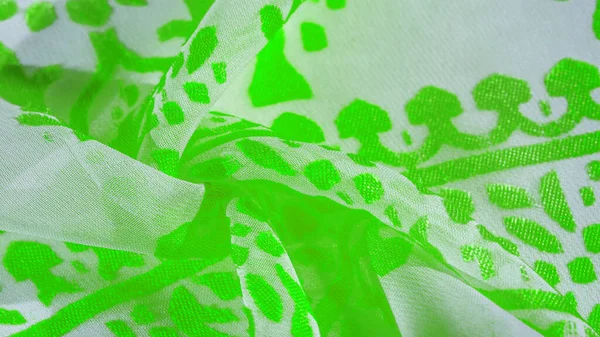 İpek kumaş, yeşil kumaş. Beyaz arka planda zarif çiçeklerin gölgeleri, Paisley 'nin fotoğrafı. Doku, desen, koleksiyon