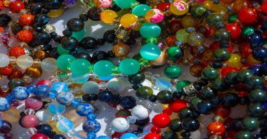 Doku, arka plan, desen. Halk sanatı. Çok renkli taş ve camlardan boncuklar.