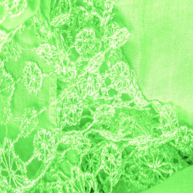 Bahar yeşili ipek ve dantel pelerinler. Pürüzsüz yeşil ipek ya da lüks saten soyut bir arkaplan olarak kullanılabilir. Arkaplan dokusu, kartpostal şablonu