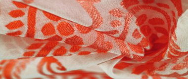 İpek kumaş, beyaz bir arkaplanda zarif kırmızı renkler, paisley desenli bir fotoğraf. Doku, desen, koleksiyon