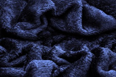 Kadife. Pelüş. Koyu mavi. Düz bir kumaş, kadifeden daha uzun ve daha az yoğun. Pahalı ya da son derece lüks. Lüks mobilyalar, zengin, sevgili