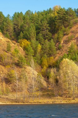 Sonbahar manzara afişi, günbatımı ve gündoğumu doğanın güzelliğidir gecenin ve akşamın sonunda gökyüzüne mükemmel bir renk verir böylece bulutlar bakmak için güzel görünür..