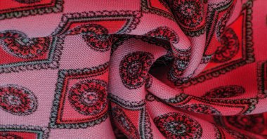 Eşkenar dörtgen, kare ve madalyalı yumuşak kırmızı renkli ipek kumaş. Bir hikaye anlat ve geleneksel tasarım ile etkileyici ve değerli bir açıklama yap. Desen arkaplan deseni