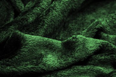 Kadife. Pelüş. Koyu yeşil renk. Düz bir kumaş, kadifeden daha uzun ve daha az yoğun. Pahalı ya da son derece lüks. Lüks mobilyalar, zengin, sevgili
