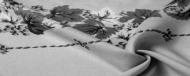 İpek kumaş. Çene krepi. Rengi siyah, çiçekleri gri. Pürüzle karakterize edilen ve aynı zamanda biraz kırışık olan bir ipek grubudur..