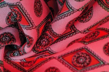 Eşkenar dörtgen, kare ve madalyalı yumuşak kırmızı renkli ipek kumaş. Bir hikaye anlat ve geleneksel tasarım ile etkileyici ve değerli bir açıklama yap. Desen arkaplan deseni